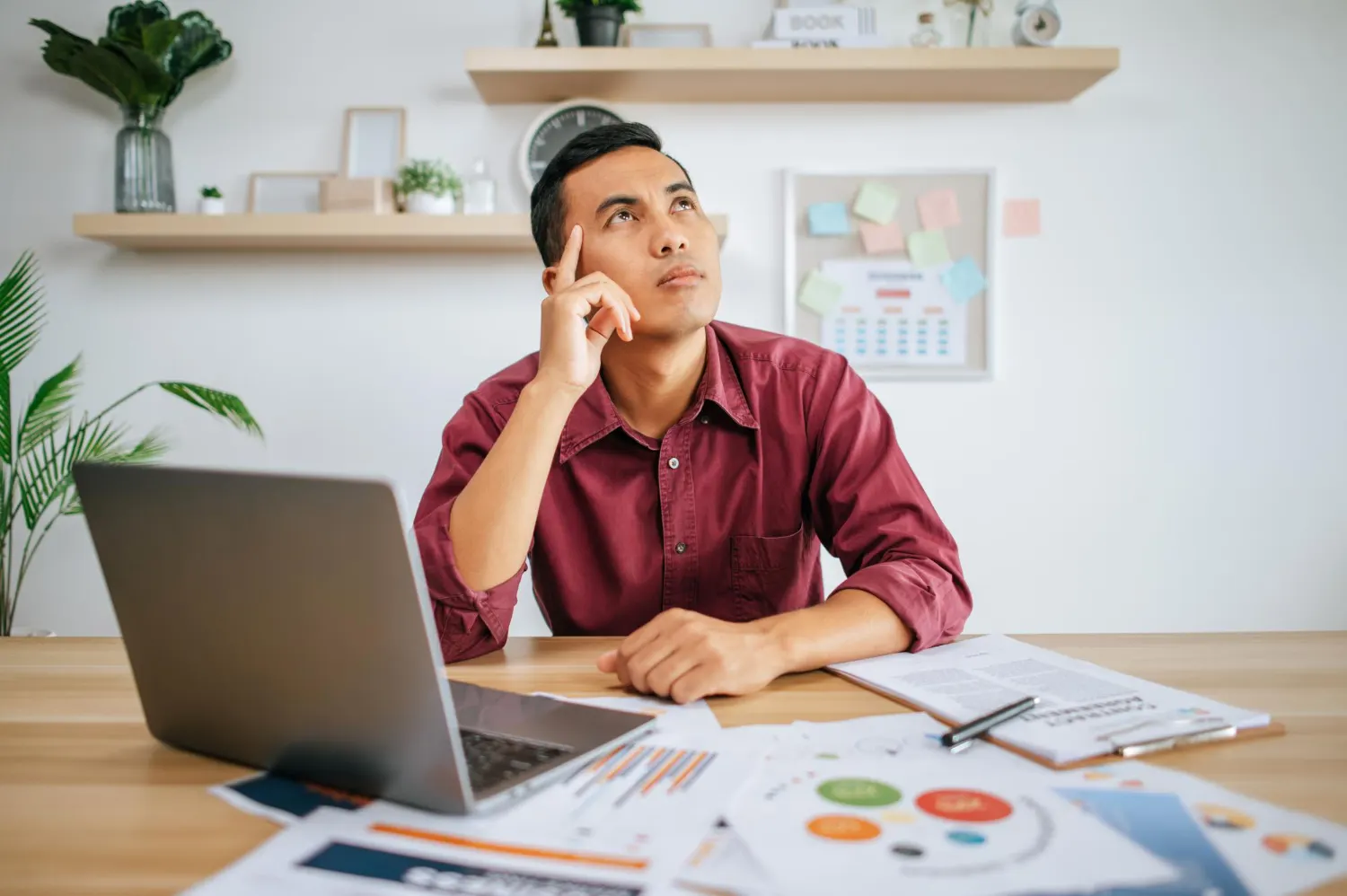 Especialista realizando auditoría SEO profesional con laptop y reportes analíticos mostrando métricas de rendimiento web